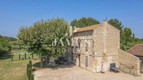 Situated in the countryside of Saint-Rémy-de-Provence, close to the village center, this fully renovated stone farmhouse from 2018 offers a delightful living environment. The stone façade, carefully restored, is beautifully enhanced and blends harmon...