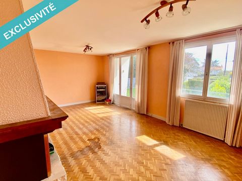 Jolie maison à vendre dans le centre ville de Aiffres, elle est proche de toutes commodités. Elle possède un joli jardin clos de 574m2. Au rez-de-chaussée, vous avez un double garage, une grande chambre de 17m2 et un toilette. A l'étage vous trouvere...