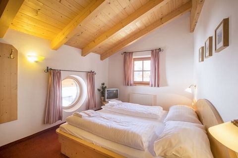 Questo delizioso chalet è a Königsleiten. È ideale per un piccolo gruppo e può ospitare 12 ospiti. Questo chalet ha 5 camere da letto e una piscina privata per rilassarsi e ringiovaniti. Lo chalet è a soli 200 metri dallo skibus. I ristoranti più vic...