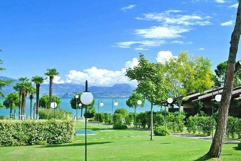 Excelente ubicación: residencia hermosa y tranquila con acceso directo a la playa y excelentes vistas de la península de Sirmione y Desenzano en el suroeste del lago de Garda. Los modernos apartamentos están ubicados en casas adosadas agrupadas alred...