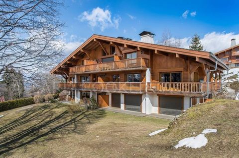 On the nearby Mont d'Arbois plateau, in the hamlet of Pettoreaux, this apartment located on the top two floors of a chalet of a few apartments, benefits from large balconies-terrace with unobstructed views of the mountains and a triple exposure south...