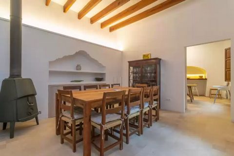 Esta encantadora casa, llena de carácter, cuenta con un hermoso patio interior rodeado de plantas, que proporciona un espacio tranquilo para relajarse. Una gran mesa en el patio es perfecta para comidas al aire libre o una barbacoa con los seres quer...