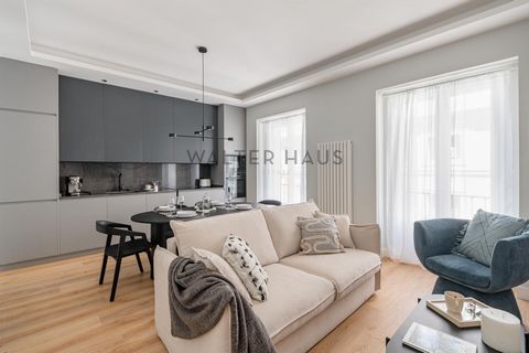 Exterior apartment, renovated, brand new, five minutes from Puerta del Sol. It is a house of 101 m2 cadastral, distributed in: living room with built-in kitchen, two bedrooms and two full bathrooms. The kitchen is fully furnished and equipped with ap...