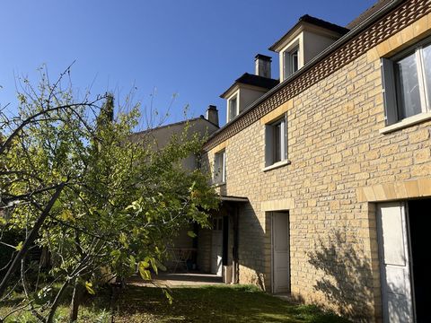 Mooi stenen gebouw in Sarlat in een rustige omgeving en op 2 minuten lopen van alle voorzieningen (supermarkt, bakker, apotheek, krantenwinkel...) Samengesteld uit: 1 T2 van 78 m2 1 T3 van 79 m2 Mogelijkheid om op de bovenverdieping een extra apparte...