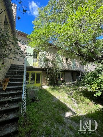 *** Maison 19e Siècle: Gros Potentiel locatif / travaux *** Découvrez cette charmante maison du 19e siècle, idéalement située au coeur du pittoresque village de Cabrières-d'Avignon. Avec une surface totale de 144 m² et un grand jardin de 100 m² entiè...