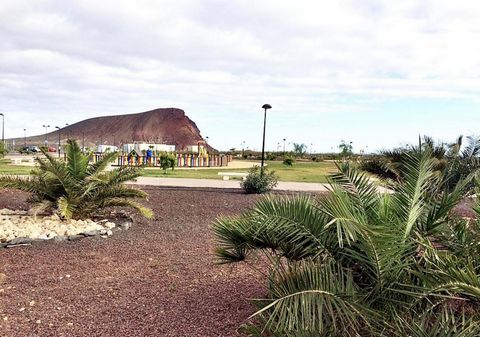 Wunderschönes Stadthaus zum Verkauf in La Tejita. Das Haus liegt in einer bekannten Wohnanlage, in der Nähe des größten Naturstrandes im Süden der Insel – La Tejita. Das Haus ist auf 3 Etagen verteilt: Am Eingang gibt es einen kleinen Garten, ein ger...