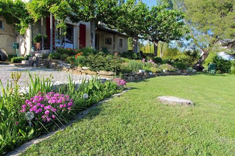 En Haute-Provence, sur la commune de Cruis, dans un environnement calme et champêtre, bénéficiant d'une jolie vue dégagée, maison de construction traditionnelle d'environ 105m² sur un terrain de 1507m². A l'extérieur, vous pourrez profiter d'un super...