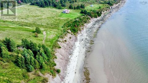 Ihr Traumurlaub wartet auf Sie: South Shore Bliss auf Pictou Island! Eingebettet in die fesselnde Umarmung der rauen Schönheit von Pictou Island ist dieses 1,5 Hektar große Juwel ein seltenes und unwiderstehliches Angebot. Stellen Sie sich Folgendes ...