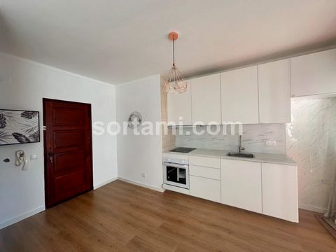 Charmantes und geräumiges Apartment mit 0 Schlafzimmern in Quarteira. Dieses komplett renovierte und ausgestattete Apartment besteht aus einem großen Wohnzimmer und einer Küchenzeile mit Zugang zu einem Balkon, auf dem Sie schöne Momente in der Sonne...