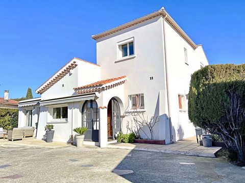 Superbly maintained house located in a peaceful yet convenient location at only a 5 minutes drive from Beziers' ring road. The main house offers no less than six comfortable bedrooms, whereas an independant studio creates extra room for guests. The b...