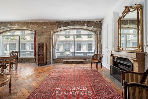 Am Place des Celestins, im Herzen des zweiten Arrondissements von Lyon, befindet sich dieses 85 m2 große Carrez-Apartment (92 m2 im Erdgeschoss) im ehemaligen Kloster Celestins aus dem zwölften Jahrhundert. Hier sind alle Spuren des Alten, wie das Fi...