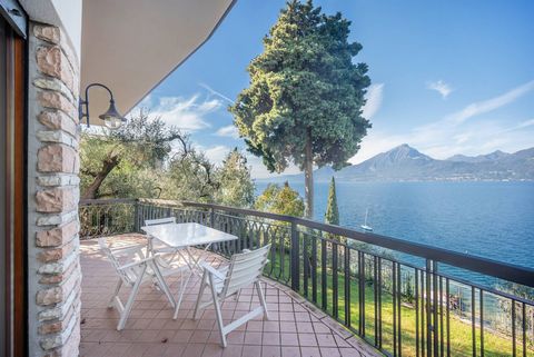 A Pai, frazione di Torri del Benaco, sorge una fantastica Villa, costruita con una linea che richiama la prua di una barca, pronta a navigare sul lago. A soli 40 metri dall’acqua, questa proprietà è pensata per chi vuole il meglio del Garda: luce nat...