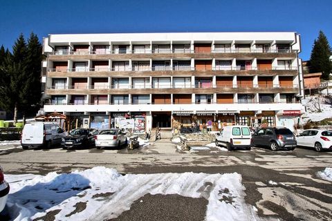 De residentie ligt in Chamrousse 1650 (Le Recoin) op 50 meter van de pistes. Het is beveiligd met een digitale code en beschikt over een lift. Skikluis op de begane grond van het gebouw. Gebouw met 4 verdiepingen en 39 appartementen. Appartement van ...