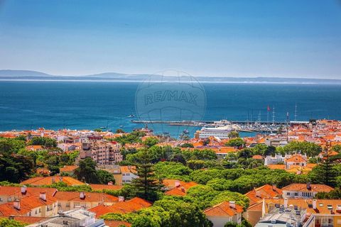 Fantastic T0 Studio with stunning views over and beyond downtown Cascais. Discover this fabulous and very bright 37m2 Studio, with an excellent balcony and a stunning 270º view on the 9th floor of the tallest building in Cascais, the emblematic Ecuad...