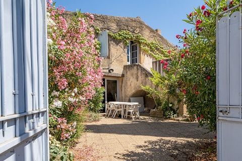 - EXCLUSIVITE - Au coeur du village provençal de Rognes, à 20 minutes au nord d'Aix, propriété de charme du XIXème siècle d'environ 300 m² élevée sur 3 niveaux, avec cour intérieure joliment arborée et dépendances. Elle se divise en 3 parties distinc...