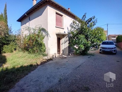 MONTMEYRAN, maison indépendante de 66 m2 sur un terrain de 860 m2 proche du village. Cette maison est composée de 2 niveaux, en rez-de-chaussée, un garage ainsi qu'une surface aménageable, à l'étage, un salon de 15 m2 donnant sur un balcon, une cuisi...