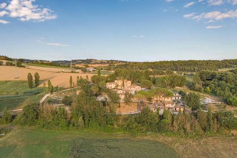 Prachtige residentie, in de stijl en charme van een middeleeuws dorp dat dateert uit de 15e eeuw. Het is ingebed in het pittoreske Umbrische landschap, vlakbij Montone, dat wordt beschouwd als een van de mooiste dorpen van Italië. De residentie besch...