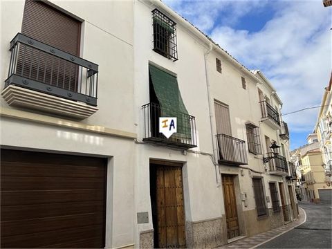 Deze 3 tot 4 slaapkamer Townhouse met een patio en zonneterras is gelegen in de populaire stad Luque in de provincie Cordoba in Andalusië, Spanje. Gelegen aan een rustige straat, betreedt u het pand via een trottoir naar een lounge en vervolgens een ...