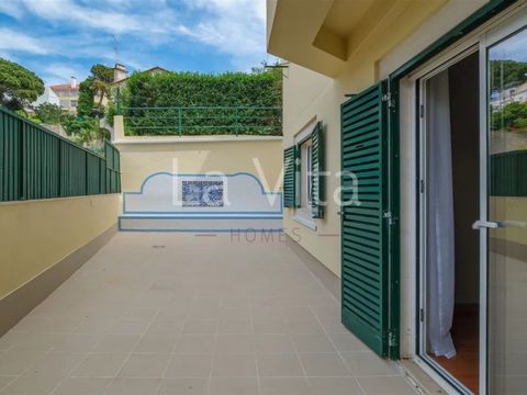 T3-Maisonette-Wohnung - Cascais. Geräumig, einladend und gut gelegen. Maisonette-Wohnung in einer Wohnanlage, weniger als 1 km vom Strand und dem Zentrum von Cascais entfernt, in der Nähe des Palmela-Parks, kürzlich renoviert, einschließlich der Fass...