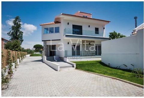 Haus T4+1 - Cascais, Parede. Sorgfältig renoviertes Haus mit einem modernen und funktionalen Design, das Ihren Bedürfnissen gerecht wird und als Ergänzung einen sehr angenehmen Außenbereich von rund 500 m2 bietet:. Die Lage ist ausgezeichnet, nur 800...