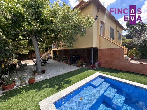 Fincas Eva presenta questa casa a 5 minuti dal centro di Roca del Vallès, si trova in una zona residenziale molto tranquilla. La trama ha una superficie di 450 m², di cui 237 m² sono costruiti e 200 m² sono utilizzabili. Si compone di un ampio giardi...