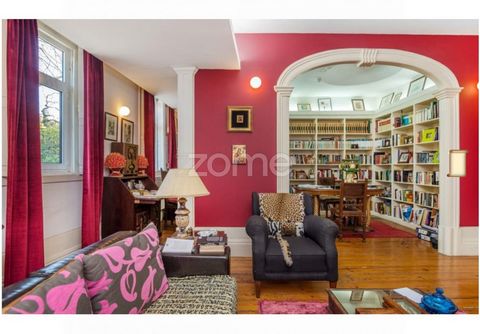 Identificação do imóvel: ZMPT566087 This house stands out for its carefully preserved period details and materials. Examples include the stone, wooden floors and bright skylights, which give this house the refinement of the period. The property consi...