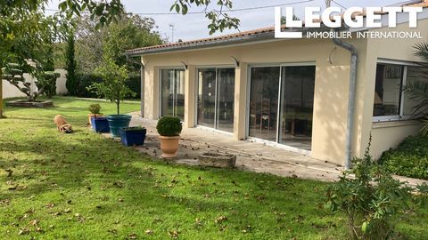 A32954SD33 - This house is located 30 min from Bordeaux airport and ocean side. The qualitative renovation gives it a very efficient energy consumption. It is located in a quiet area, 10 min away from a big town with all amenities. It displays 2 bedr...