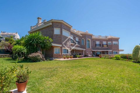 This is a unique home due to its location, layout and size. An authentic luxury full of corners and spaces to discover, balconies, porches and gazebos where you can enjoy the eternal summer of Malaga. We enter the house through a square with a founta...