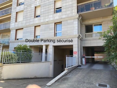 A vendre un plateau de bureaux d'environ 189 m2 sur Brive quartier Hopital dernièrement occupé par une activité médicale et maintenant libre. Ce local est situé en rez de chaussée d'une trés belle résidence avec un accés Handicapé PMR Il se compose d...