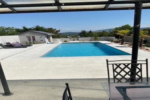 Cette villa spacieuse et luxueuse bénéficie d'un emplacement magnifique dans la campagne des Gorges du Doux, en Ardèche. Il est idéal pour des vacances ou des événements en famille ou entre amis, ainsi que pour un séjour tranquille dans un cadre rura...