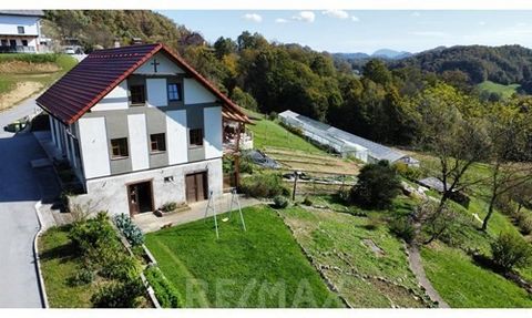 Op de top van Janina, net boven Rogaška Slatina, staat een biologische boerderij te koop, die met zijn ligging, rustige omgeving en de hele dag zonlicht de perfecte ruimte biedt om in contact met de natuur te leven. Deze mix van traditie en duurzaamh...