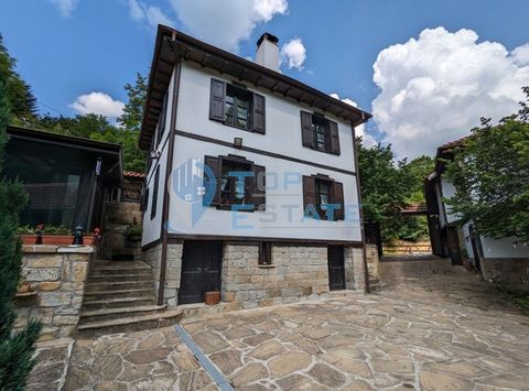 Top Estate Real Estate bietet Ihnen zwei renovierte Häuser im Revival-Stil auf einem Grundstück im Tryavna Balkan. Das angebotene Objekt befindet sich auf dem Territorium des Naturparks Bulgarka, 7 km von der Stadt Tryavna entfernt, an einer Asphalts...