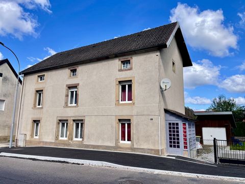 Melisey (70), bourg tous commerces Idéal investisseur Solène vous propose en exclusivité cette maison de rapport comprenant 2 logements, sur son terrain de 704 m2, elle comprend : Un 1er logement loué à partir du 01/09/23, 495 euros/mois : entrée sur...