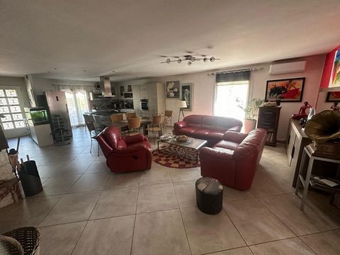 Grégory Navarro, conseiller immobilier à Montpellier et ses villages, vous présente cette magnifique villa de plain-pied située à Gigean, entre Montpellier et Sète. Nichée sur une parcelle de 765 m², cette propriété offre une surface habitable totale...