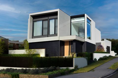 Welkom in het ultieme huis! Gevuld met verbazingwekkende kwaliteitskenmerken en fittingen met alleen de beste materialen gebruikt. Visgraat houten vloeren vloeien door de entree (met hoge plafonds en grote kamerhoge glazen ramen) en in een lichte lou...