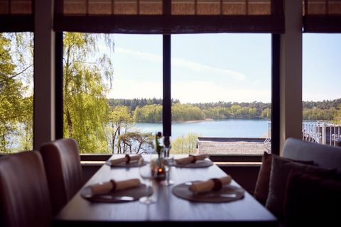 Modernes Ferienresort in ungestörter Alleinlage direkt am Drewitzer See, einem der klarsten Seen der Mecklenburgischen Seenplatte. Die Ferienhäuser bieten ein frisches Ambiente mit modernem Komfort. Sie machen Urlaub abseits des Massentourismus in ei...