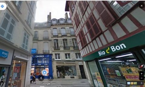 Spécial investisseur ! T2 de 47,59 m2 idéalement situé dans Bayonne, dans le quartier historique. Au 3e étage d'une petite copropriété, avec vue sur les rues Lormand et Victor Hugo. Luminosité optimale avec vue dégagée. Son emplacement offre une prox...