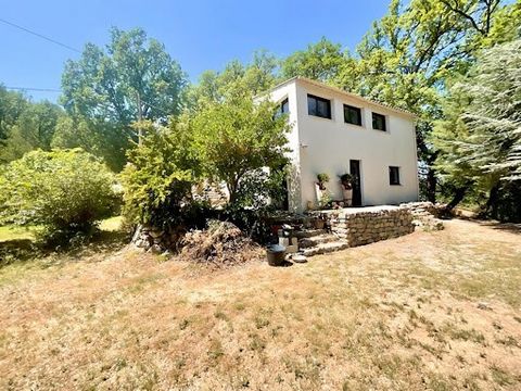 Salernes, cadre provençal avec vue dégagée Découvrez cette charmante maison provençale de 1948, rénovée avec goût pour allier l'élégance moderne au charme de l'ancien. Avec ses 2 chambres spacieuses et ses 4 pièces, elle est parfaite pour un couple s...