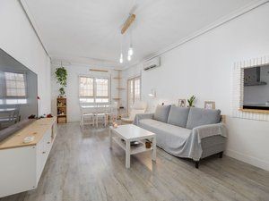 Appartement confortable au design moderne situé à seulement 10 minutes à pied du centre de Torrevieja et à proximité d’une école récemment construite, la nouvelle CEIP « Inmaculada », ce qui le rend idéal pour les familles. Il est distribué en 3 cham...