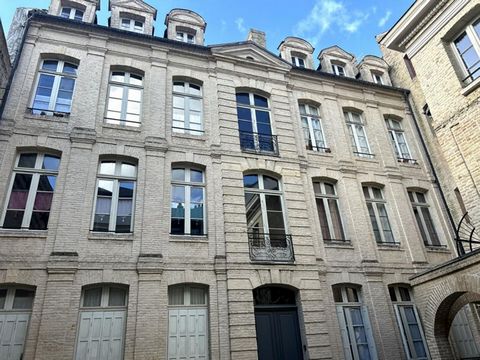 Situé au centre de DIEPPE , joli appartement de type T3 situé au 1er étage . Ce bien vous propose , séjour/salon lumineux avec une belle hauteur sous plafond , cuisine aménagée , 2 chambres en souplex , salle de bain , WC , terrasse collective , huis...