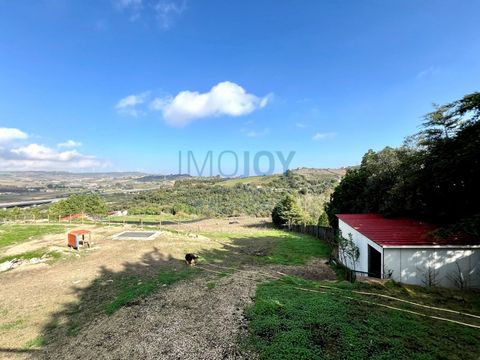 Gemengd land met 14640m2 in Arruda dos Vinhos Gelegen op slechts 5 minuten van de afrit van de snelweg en in totaal 30 minuten van het centrum van Lissabon, heeft dit land een totaal van 14640m2 en maakt het de bouw mogelijk van een huis met 2 verdie...