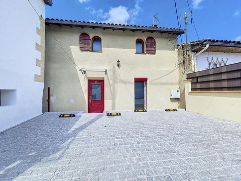 Secteur Latresne - Demeure familiale par excellence avec ses quatre chambres, cette jolie maison, très bien entretenue, est idéalement située à Camblanes-et-Meynac, à seulement deux minutes du bourg et de toutes ses commodités (commerces, écoles…). L...