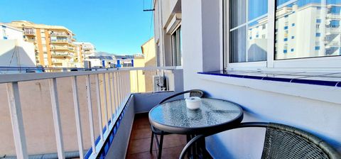 APPARTEMENT DANS UN EMPLACEMENT IMBATTABLE Magnifique appartement entièrement rénové dans le centre de Fuengirola à quelques mètres de la Plaza de la Constitución au coeur de la ville À seulement 5 minutes à pied de la plage et de tous les services o...