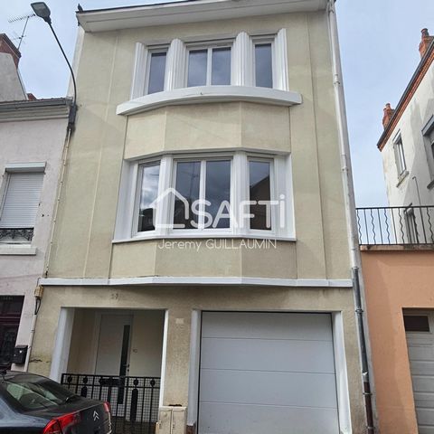 En plein cœur de ville, découvrez cette maison entièrement rénovée. Dans ces 83m² habitable, vous y trouverez au RDC un garage suivi d'une buanderie donnant sur un patio à l'extérieur à l'arrière de la maison. Au R+1, une pièce de vie comprenant le s...