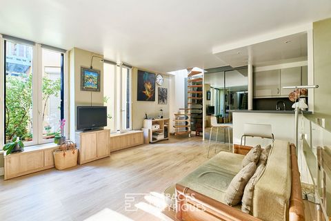 Au fond d'une cour végétalisée, entre la Cité des Fleurs et le Square des Epinettes, se niche cet ensemble immobilier totalisant 205 m2 (67,95 m2 Carrez). Il se distingue par son caractère résolument atypique et son atmosphère sereine. Ce lieu de vie...