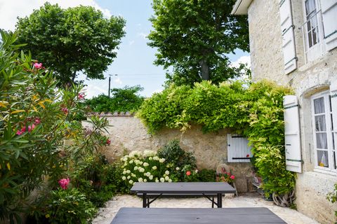 SUPERBE CHATEAU - CHAMBRES D'HOTES - GITE - SALLES DE RECEPTION - VUE PYRENEES Au coeur de Lectoure, ville d'art et d'histoire, mais aussi ville thermale et sa douceur de vivre, Vous serez sous le charme de ce bel ensemble immobilier en pierre d'une ...