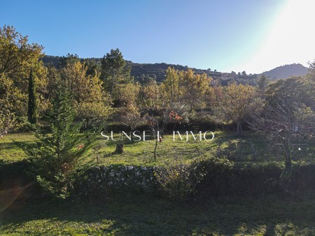 Dans un cadre merveilleux au calme une annonce immobilière pour une villa disposant de 3 chambres et d un studio attenant d'une large terrasse de belle profondeur sur le territoire de Rougiers. La construction de cette villa remonte à 1989 Vos enfant...