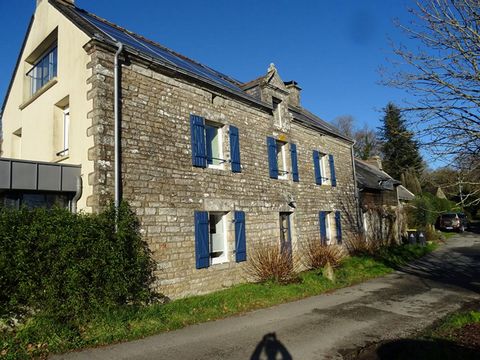 A 18 minutes de Vannes, au calme d'un hameau à Monterblanc, vous découvrirez la vie à la campagne grâce à cette belle maison de type longère en façade avec de la modernité côté jardin. Avec ses deux entrées différentes, la maison entièrement rénovée ...