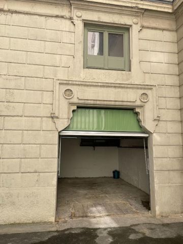 Découvrez cette opportunité unique d'acquérir un garage fermé situé dans l'un des quartiers les plus prestigieux de Lyon, sur le Quai Gailleton, Lyon 2ème. Niché dans une cour intérieure sécurisée, ce bien exceptionnel vous offre bien plus qu'un simp...