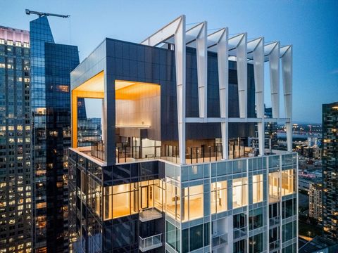 Solstice is a prestigious building in downtown Montreal on de la Montagne street. The penthouse unit features big floor-to-ceiling windows with stunning views, in addition to high-end amenities it offers easy access to transportation, shops, restaura...